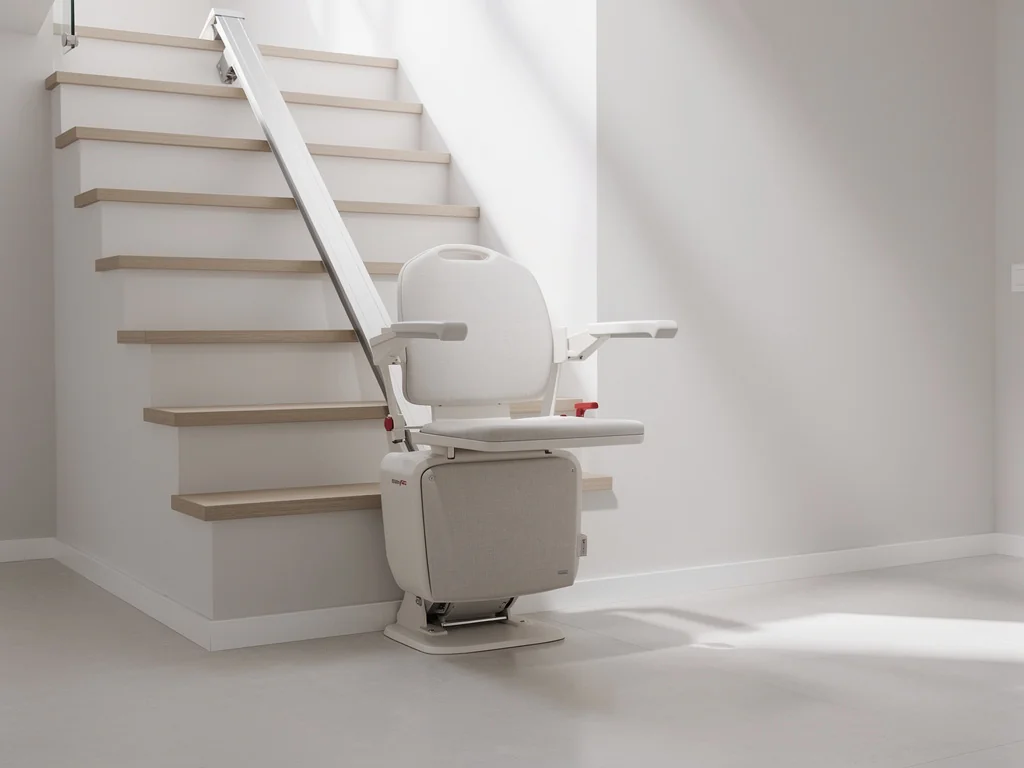 Monte-escalier droit replié au bas d'un escalier intérieur
