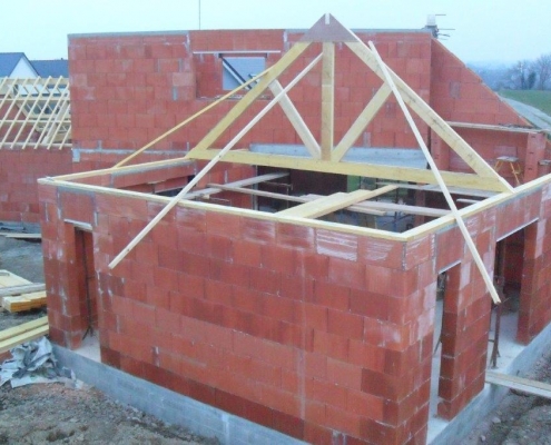 Réalisation d'une charpente sur maison en briques